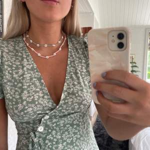 Hemmagjorda halsband! Perfekta till sommaren 💓💓 glesa blommor: 89kr/st, bara blommor: 109kr/st