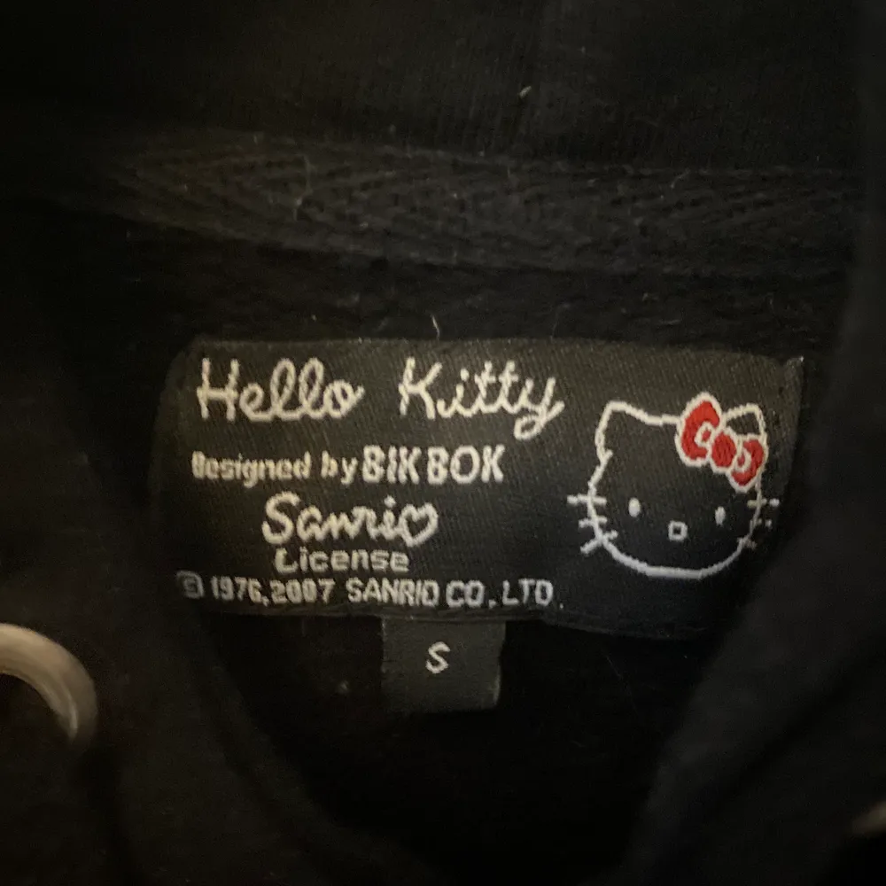 Jättesöt Hello Kitty hoodie!!!! Köpte second hand för typ 100 kr men har tyvärr inte använt den så mycket, tänker att nån annan kan ha mer användning utav den även fast jag vill behålla den<3 Säljer den för 50 kr, budgivning om flera är intresserade:). Hoodies.