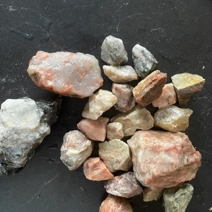 Kristaller  - Säljer även dessa tillsammans, man kan alltså inte köpa de för sig utan alla isåfall. Vi är osäkra på vad de är för kristaller, några kan möjligtvis vara vanliga stenar men är fortfarande fina att kolla på. Vi säljer dessa för 150 kr +frakt. Skriv om ni är intresserade 💕