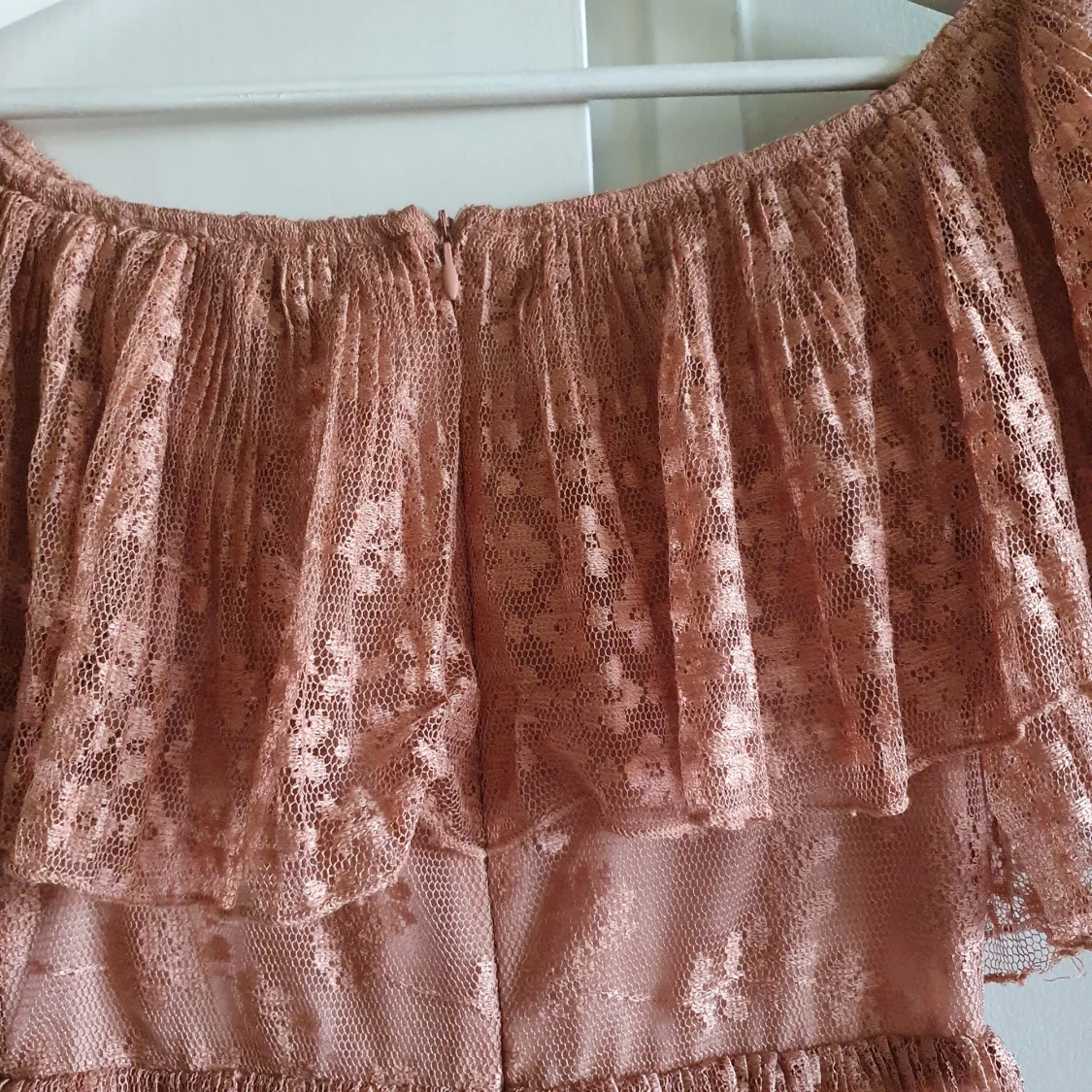 Off-shoulder klänning storlek S - 90