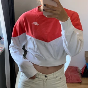 Nike sweatshirt - Cropped sweatshirt från nike🤩 Använd fåtal gånger så den är i nyskick! 