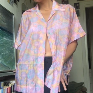 Så fin skjorta - Helt ljuuvlig kortärmad skjorta från other stories😍 I en storlek 40 men är oversized så kan även passa större storlekar☺️💞 Helt oanvänd med prislappar kvar, nypris är 590❤️