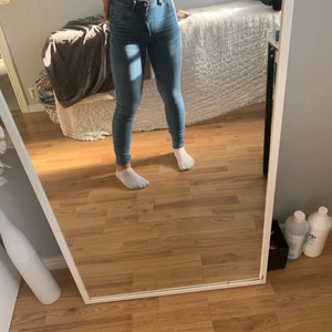 Jeans ett par svarta o ett par blåa, som svarta har lite små hål som ska vara där o som blåa är helt vanliga  - Använt dom blåa ganska mycket men dom svarata är nästan o rörda 