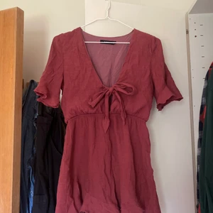 Supersöt byxdress  - Säljer denna supersöta byxdressen som jag köpte i australien för nått år sen, de är storlek 8 aus skulle säga 32-34 svensk xs 🌸 tänker mig 150kr plus spårbar frakt på 66kr 