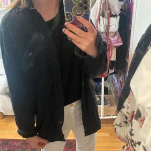 Skjorta - Svart skjorta köpt secondhand💕