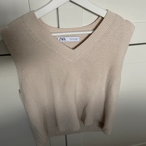 Zara väst - Super snygg stickad väst från Zara, använt den ca 2 gånger och den är i jätte bra skick! 