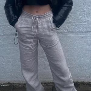 Oanvända linnebyxor från Esprit - Säljer dessa populära linnebyxor, då jag nyligen köpt ett par likadana i en annan storlek. De är helt nya och endast provade, lapparna finns kvar. Nypriset ligger på 700 kr och jag säljer för 650 inkl. frakt. Med anledning av att de finns flera intresserade kommer det bli budgivning. Lägg därmed bud om ni vill köpa.🥰 byxorna är sålda då en tjej köpte direkt!