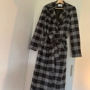 Nicci Hernestig x NA-KD - Nicci Hernestig x NA-KD 34 Aldrig använd endast provat  Finns ett sy fel i ena fickan men enkelt att fixa  Kan mötas haninge-Sthlm city  Kan skicka om du står för frakten Swish eller kontant 