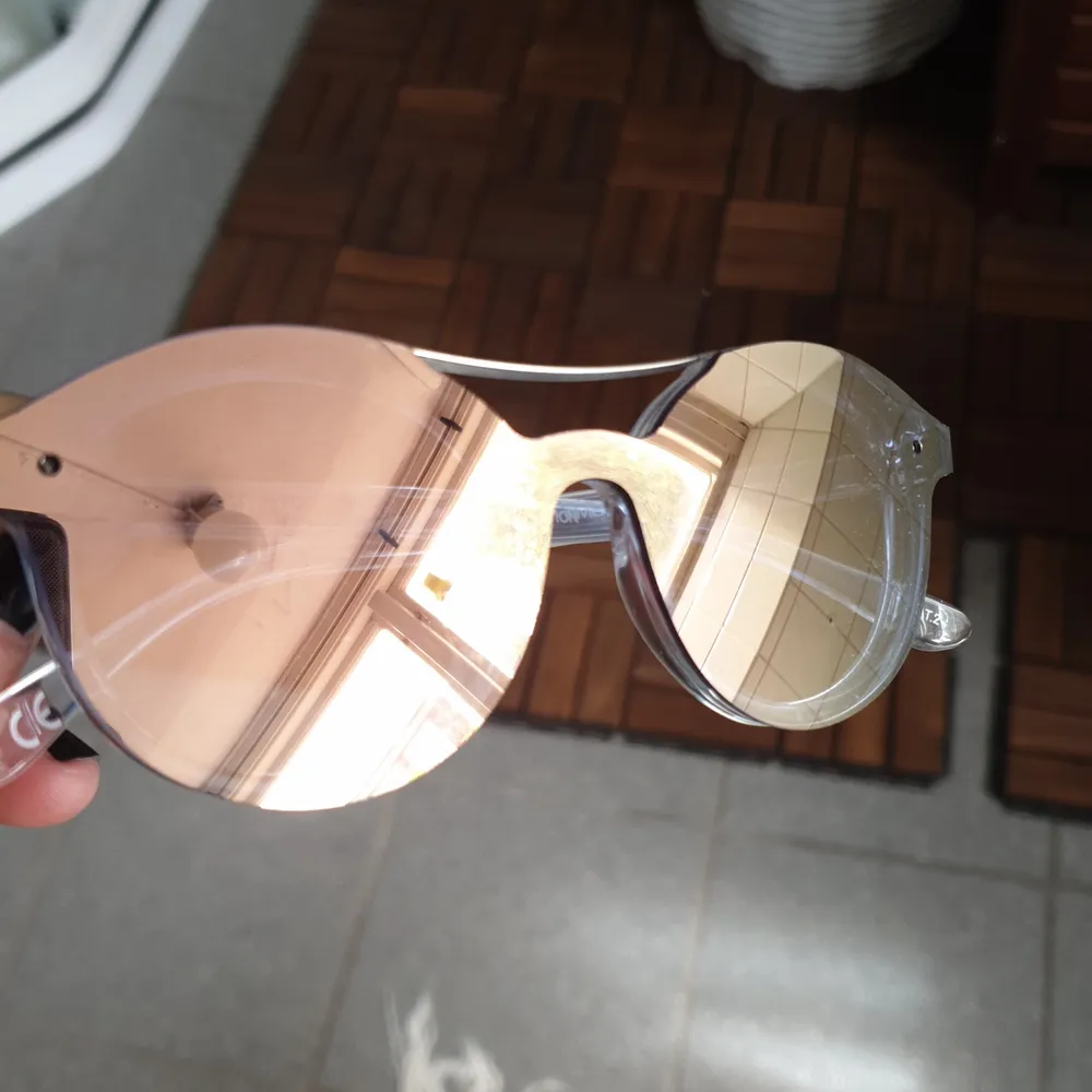 Transparenta solbrillor i blå/rosa skimmer med blåvit-randigt fodral, nästan oanvända✨ köparen står för frakten, skriv vid frågor✨. Accessoarer.
