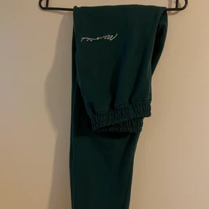 Mörkgröna mjukisbyxor - Mörkgröna mjukisbyxor från Missguided som är sparsamt använda. Storlek  36. Frakt tillkommer men priset kan diskuteras ☺️ 