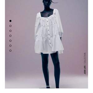 Säljer en vit klänning som passar perfekt till sommaren. Aldrig använd! Från Zara i storlek S. 