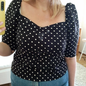 Prickig topp - Supersöt prickig topp som är stretchig och skön! Fyrkantig urringning både fram och bak.Har bara använt den en gång 💙💙💙