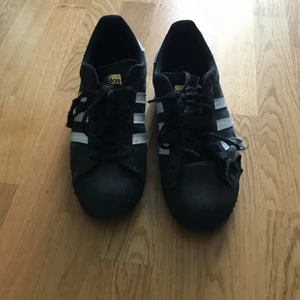 Adidas skateboard superstars - Storlek: 43 och en tredjedel. Hål i vänstra skon men d går att laga. Annars om man skatear goofy är d lugnt💪