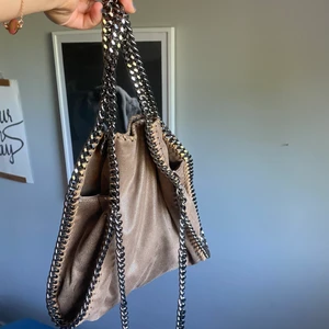 stella mccartney väska - beige, äkta stella mccartney väska💕💕säljer mot ett bra bud men byter helst mot annan stella väska!🤍