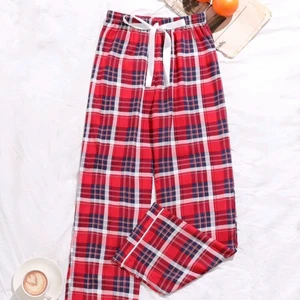 Pyjamasbyxor  - INTRESSEKOLL!! På mina älskade och nästan helt nya pyjamasbyxor. Har bara använt dom under några veckor. Jätte fina och super sköna! Tunt material som är perfekt till sommaren. Man kan justera de i midjan. Råkade krympa dom i tvätten då jag tvättade de för varmt så de passar inte mig längre. Passar på någon som är 158 eller kortare. Sitter nu mer som en xs, köpte dom i stl S. Är många intresserade så blir det budgivning