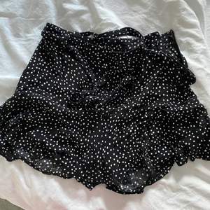 Skort från Zara, alltså en kjol med ”inbyggda” shorts, snörning i midjan