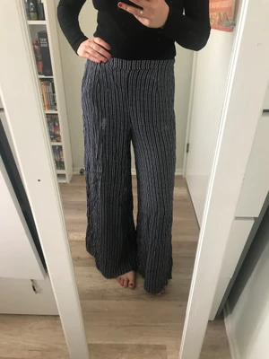 Randiga utsvängda byxor  - Sköna lösa byxor i randigt tyg