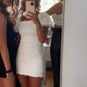 En jätte fin klänning ifrån bikbok! - En super fin och söt klänning ifrån bikbok använt endast en gång, super bra skick!😍