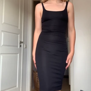 Tajt svart midiklänning  - Little black dress som framhäver dina kurvor. Perfekt om du vill känna dig elegant. Storlek: S. Använt några gånger.