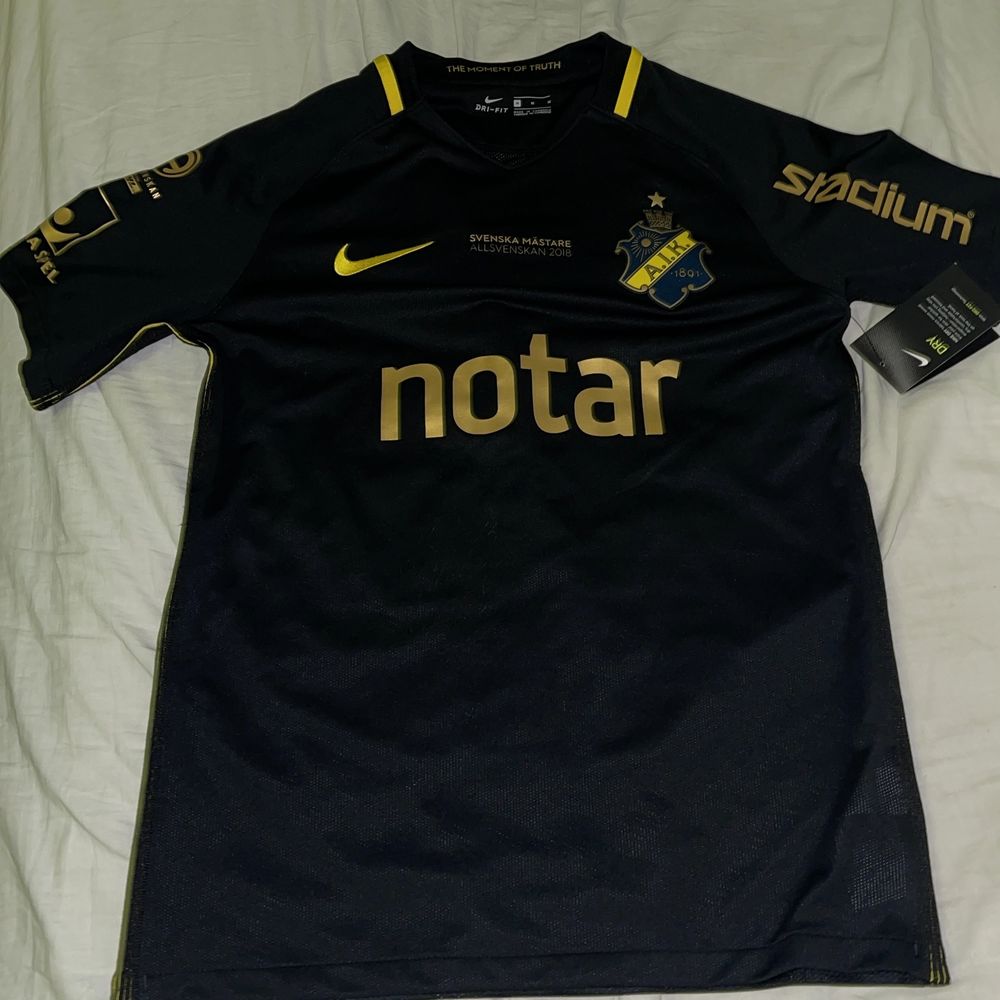Nike AIK Revolutionatröja/T-shirt med guld tryck | Plick