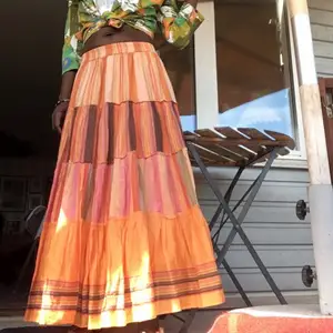 Säljer min sexig,unik kotton lång kjol som är i mycket bra skick och användade en gång.säljer den eftersom jag vill kanske byta till annan stilig.passar xs- m beror på hur man vill ha på sig.Finns fler och den passar jättebra bra till summer och fritid 