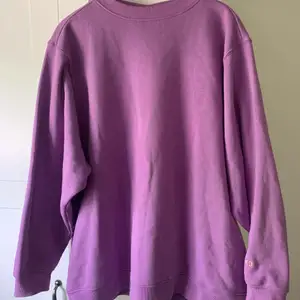 En oversize sweatshirt från Monki i storlek M. Aldrig använd.
