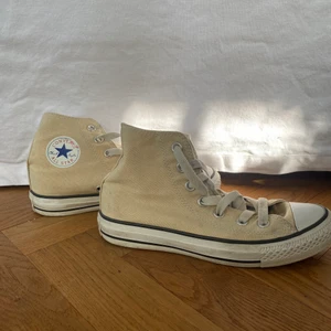 Converse  - säljer ett par ljusgula/sand converse i bra skick. Frakt tillkommer