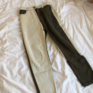 Statement jeans - Statement jeans i beige och olivgrön färg från Boohoo. Har använt en gång! Jättesköna byxor som är perfekt i passform 😍 kan mötas upp eller fraktas. Pris kan diskuteras vid snabb affär. 