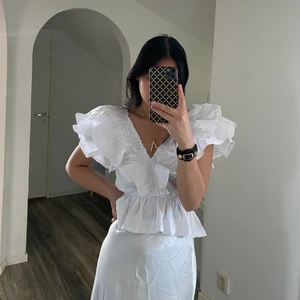 Topp från zara storlek S - Helt ny topp från zara med prislapp kvar i storlek S. Djup i ryggen. Köptes för 199, säljer för 170. Frakt tillkommer på 66kr spårbart (går ej att omdiskuteras), annars hämtas den upp i Göteborg 🤍