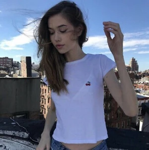 T-shirt körsbär brandy melville - Supersöt t-shirt till sommaren från brandy Melville i one size med ett körsbär 