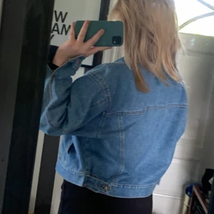 Attitude jeans jacka - Attitude jeans jacka, köpte den på secondhandbutik för 1000kr och attitude märket är dyrt så säljer denna för billigt, jättefin och skön, jag är en M människa och den passar mig men passé även folk i xs/s bara att den är lite oversize. Frakten kmr förmodligen bli dyr. Använt få gånger!💜