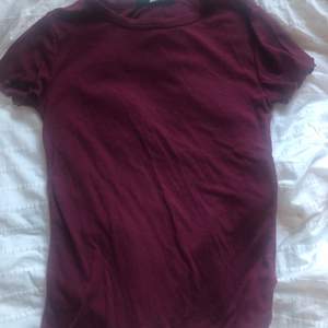 Vinröd T-shirt från bikbok i strl s. Köparen står för frakten!🌸