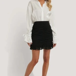 Kjol - En svart nästan oanvänd kjol från NA KD i storlek 32 orgenalpris 299