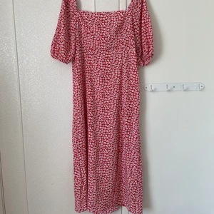 Blommig sommarklänning  - Jättefin klänning från Shein som är helt oanvänd. Tyvärr fel storlek, annars hade jag behållt den! Storlek 40-42!