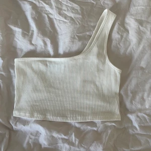One shoulder från Shein  - Säljer då den va för stor 🥺 den är inte genomskinlig! Superfin och den är helt ny! Öppnades igår men var för stor 🥰 endast testad!! 