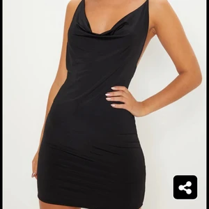 Sexig sommarklänning  - SNYGGASTE KLÄNNINGEN jag vet😩 den är från prettylittlething och helt oanvänd för har tyvärr aldrig ett bra tillfälle för den😢  Den är djup i ryggen vilket är sjukt snyggt och den är sydd på ett sätt som gör att den sitter väldigt bra över rumpan👌🏼 den är SLUTSÅLD i typ alla storlekar, köpte för £18 vilket motsvarar 212kr och 100kr i frakt så säljer bara vid bra bud!!