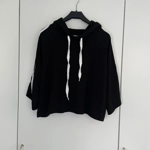 Tunn luvtröja - Kortare tröja med luftig passform från BikBok. Tunnt och lätt material som sitter skönt på kroppen. Använd bara några få gånger