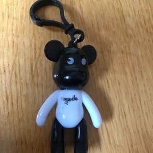 Söt björn-nyckelring  - En nyckelring som ser ut som en björn från Ovniki. Huvudet och benen är rörliga🐻✌️