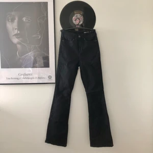 Svarta bootcut jeans - Säljer mina svarta bootcutjeans från Vero Moda, knappt använda. Storlek 24! Kan mötas i Sthlm eller frakta 😉💕