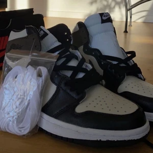 Air jordan  - Använda 1 gång. Karton finns med, dock lite trasig eftersom jag råka trampa på den. 