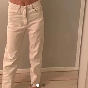 Jeans - Jeans i storlek 25W vilket motsvarar S, men fungerar som en XS-M!! 