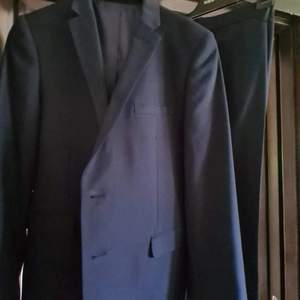 Marinblå kostym köpt på primark i England 2014. Aldrig använd.