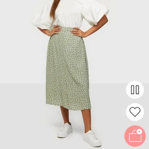 Midikjol - Säljer denna supersöta midikjolen helt i nyskick då den tyvärr var fel storlek för mig och försent att skicka tillbaka. Den är feån Pieces inköpt från Nelly för 450kr. 💚😙 