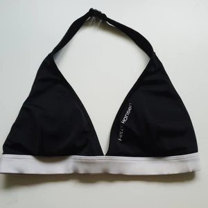 Helly Hansen bikiniöverdel  - Trekantig bikiniöverdel från helly hansen, sitter som en smäck längs kroppen, halterneck, med spännen i ryggen o runt halsen. Använd men i fint skick, har vuxit ur den, därför säljer jag den :) skriv om ni har några frågor, köparen står för frakt✨