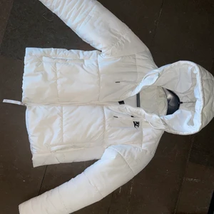 Vit nike jacka  - Snygg Nike jacka i storlek Small. Använt några gånger därför säljer jag den billigt. 