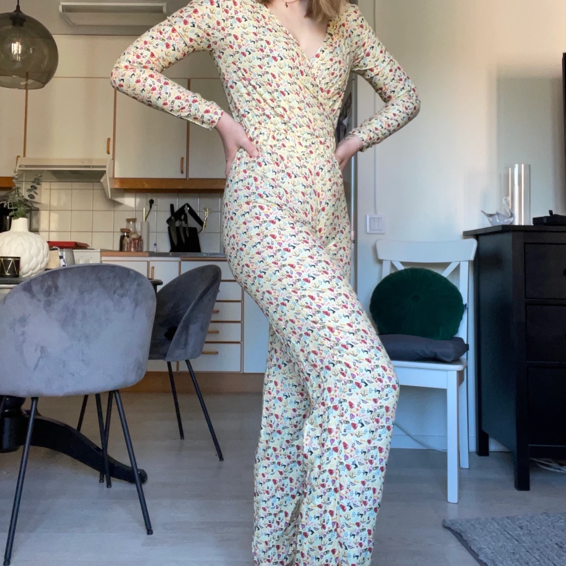 Ljusgul jumpsuit i roligt mönster - 91