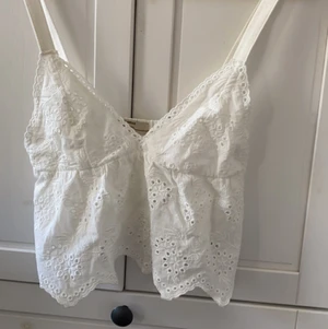 Trendig topp - Jättesöt trendig topp från Pull&Bear i strl S. Skriv vid intressse.💞💞 Spårbar frakt blir 66kr, annars landar frakten på ungefär 24kr. Köp direkt för 250kr. ✨Budgivning pågår.✨