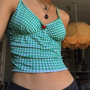 så söt!  - jättegullig topp som från början var en vintage baddräkt, så den är i badmaterial! Passar bra p mig som är xs men är stretchig puss 