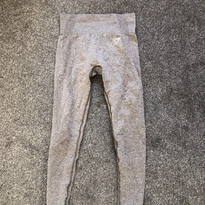 Gymshark vital seamless leggings strl S - Säljer mina helt nya vital seamless leggings, använda en gång. Frakt via PostNord ingår. Två väldigt små sprickor på märket vid ankeln, (hör av er för bild) annars är märket fram och byxorna helt felfria! Nypris är 550 kr