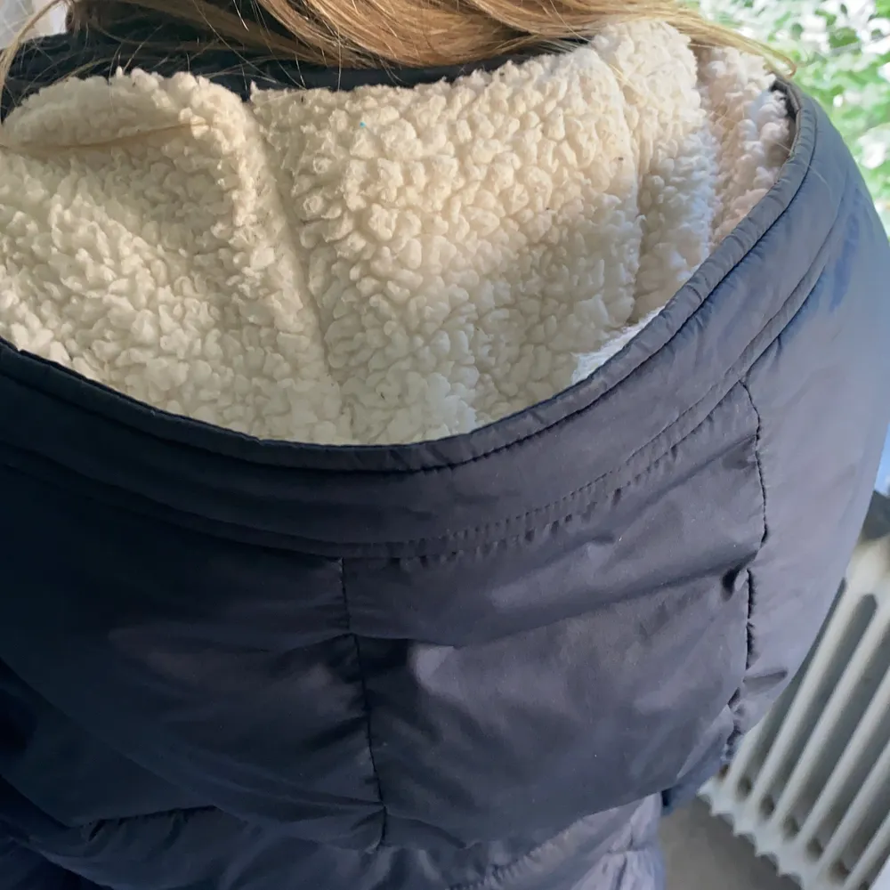 Fin hollister jacka som köptes vintern 2017! Mysigt material på insidan av jackan! 💞. Jackor.